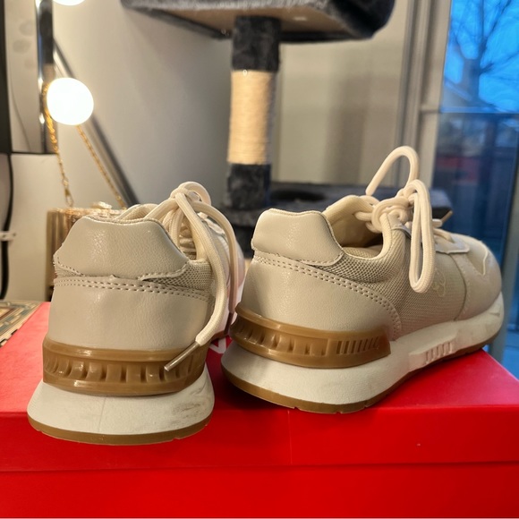 Excellent condition. Worn once traveling. - Picture 3 of 7